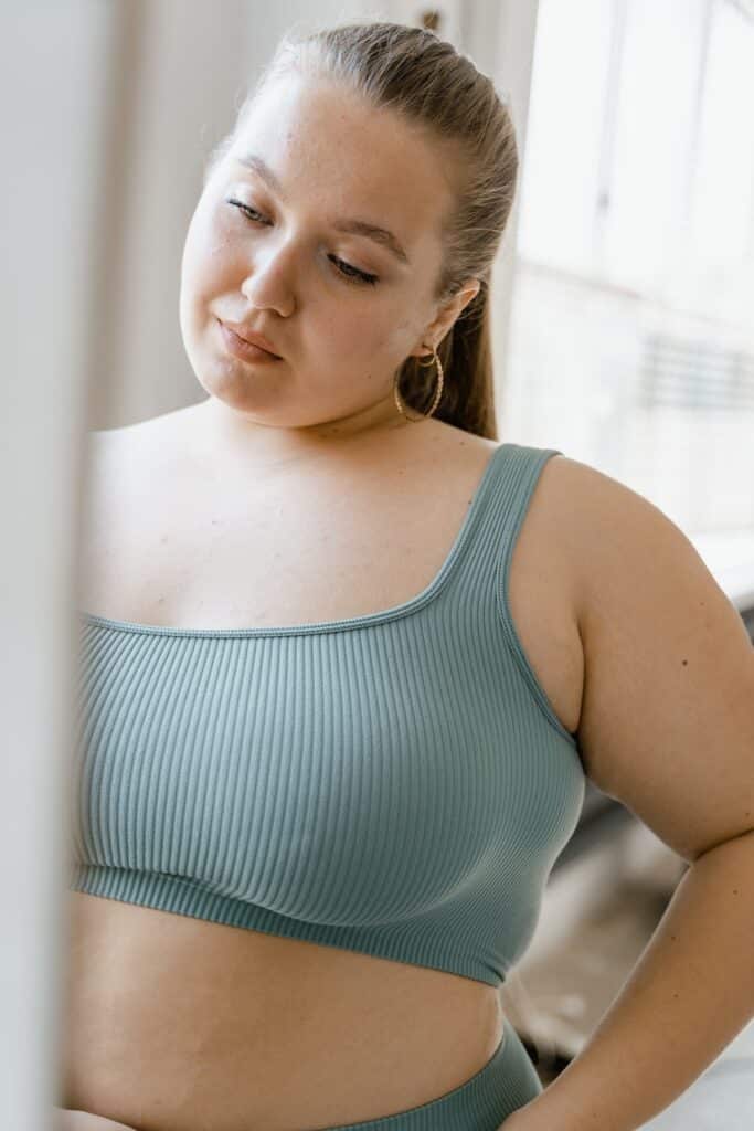 Bralettes für vollbusige Babes: Können sie sie tragen? 1 Woman in Blue Bralette